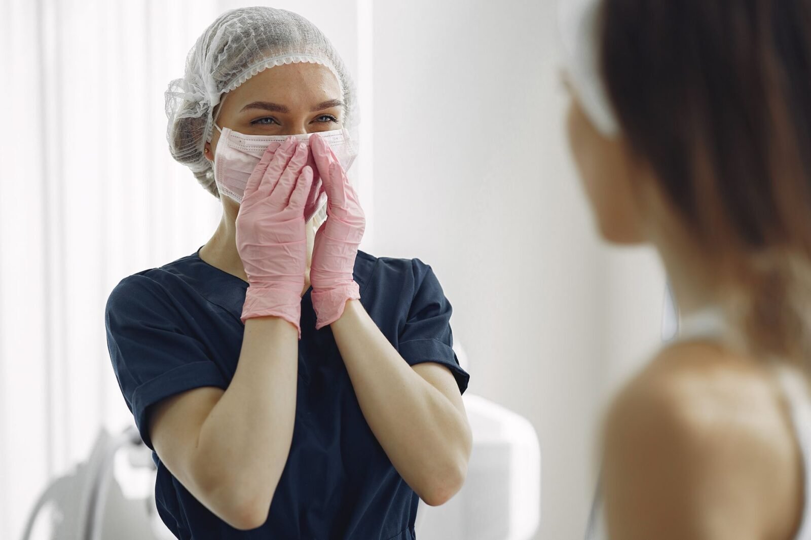 Cirujano plástico conversando con un paciente durante una consulta médica en un consultorio clínico
