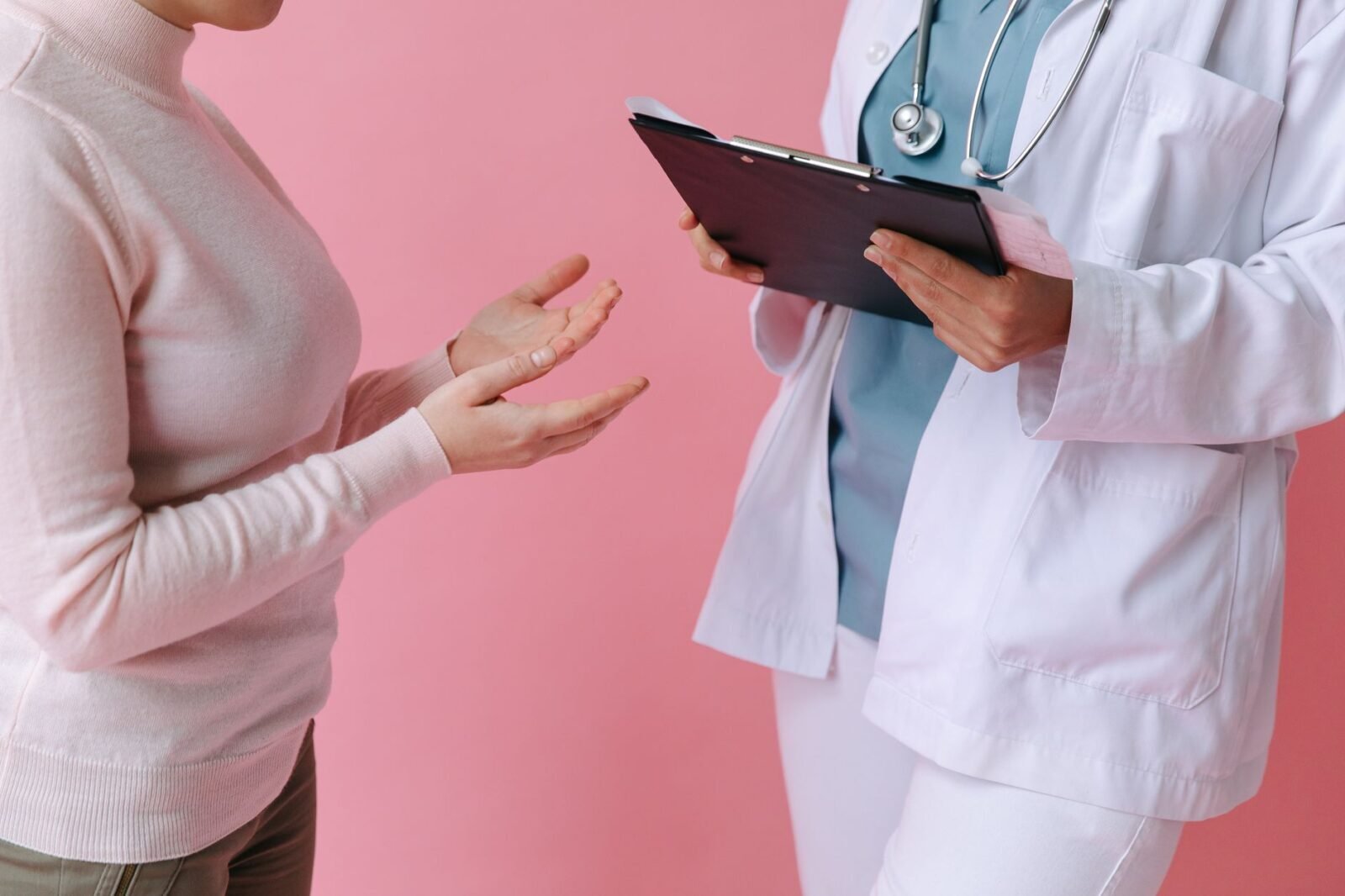 Ginecóloga conversando con una paciente en consultorio médico