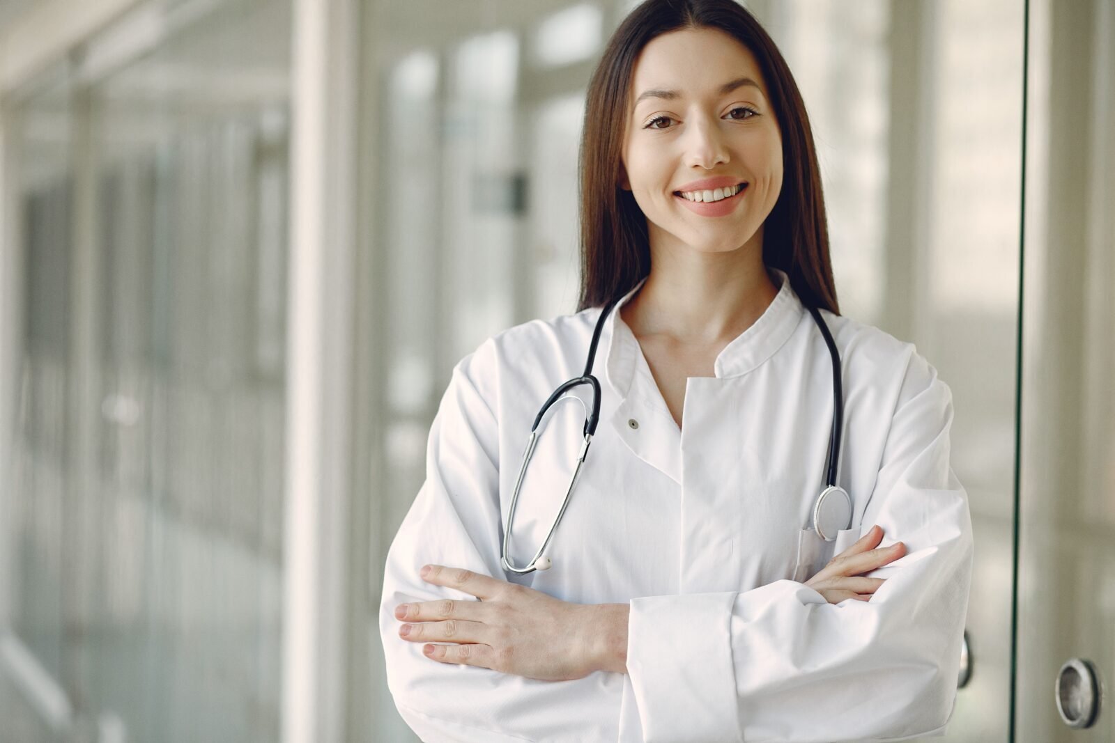 Médica sonriendo en la entrada de un centro de salud