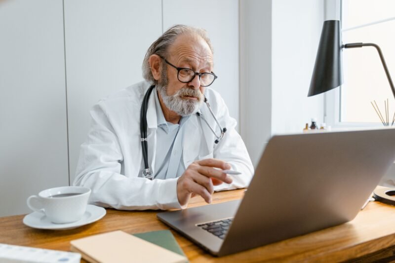 Persona organizando documentos médicos, análisis de sangre y credencial de obra social antes de ir a una consulta médica