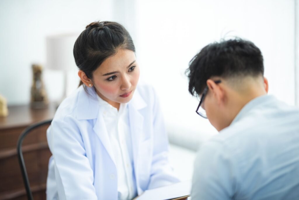 Psiquiatra escuchando atentamente a un paciente durante una consulta en un consultorio médico