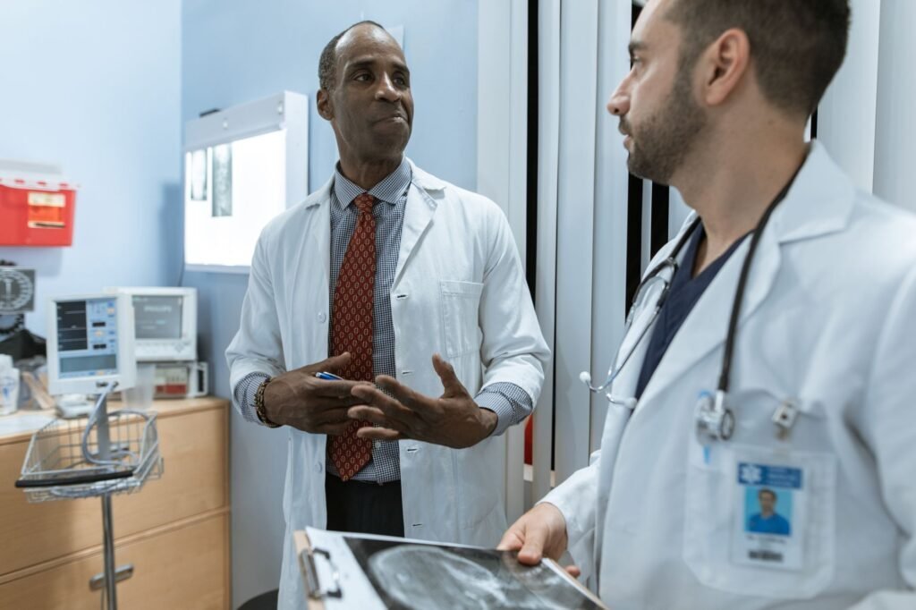 Médico urólogo conversando con un paciente durante una consulta en el consultorio