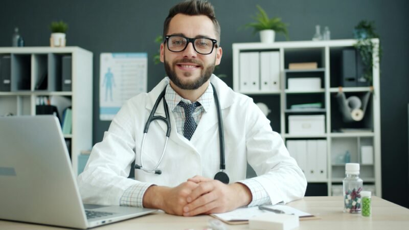Persona mirando una pantalla con dudas sobre qué médico consultar