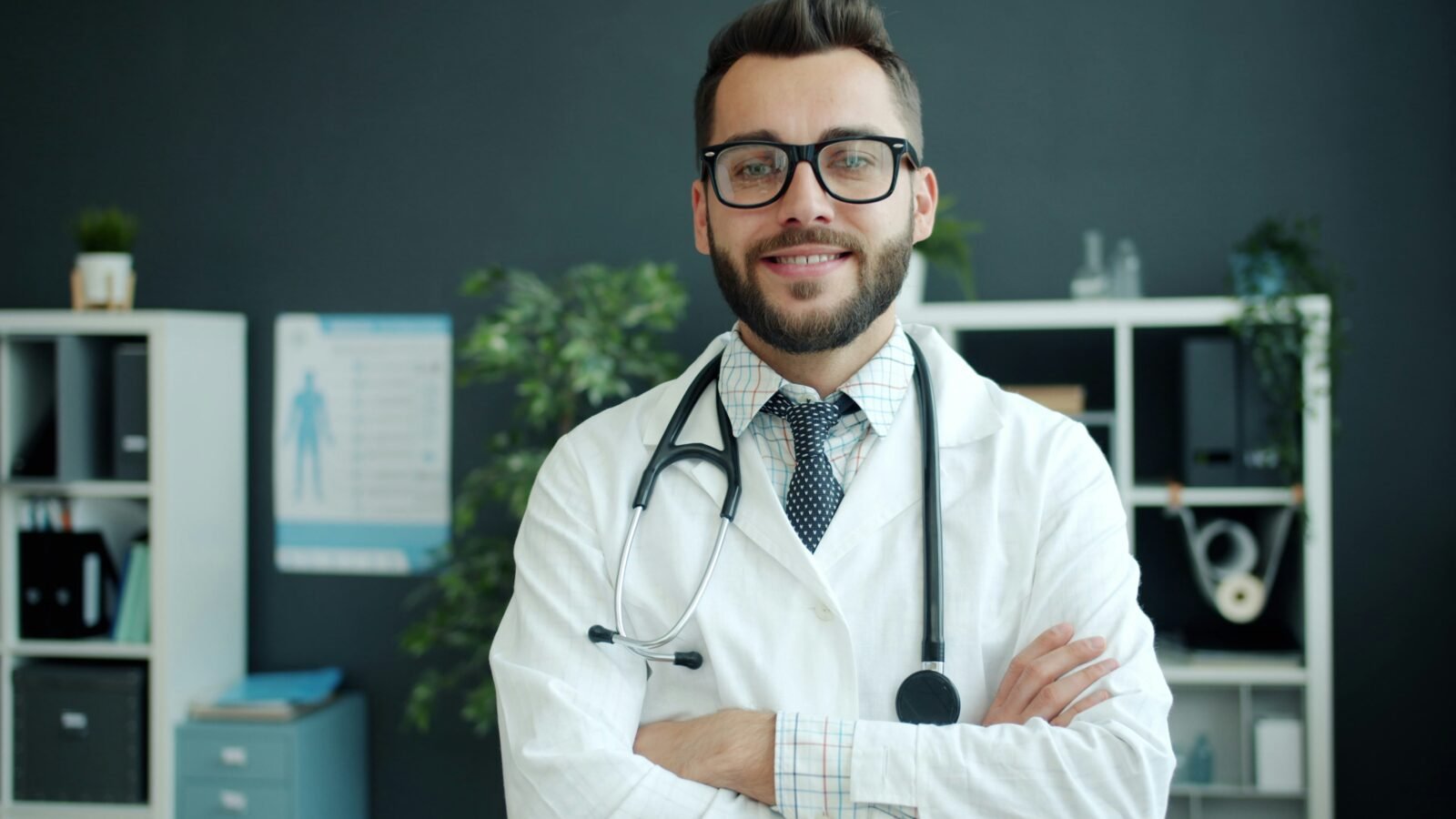 Persona revisando una lista de preguntas escritas en un cuaderno antes de una consulta médica