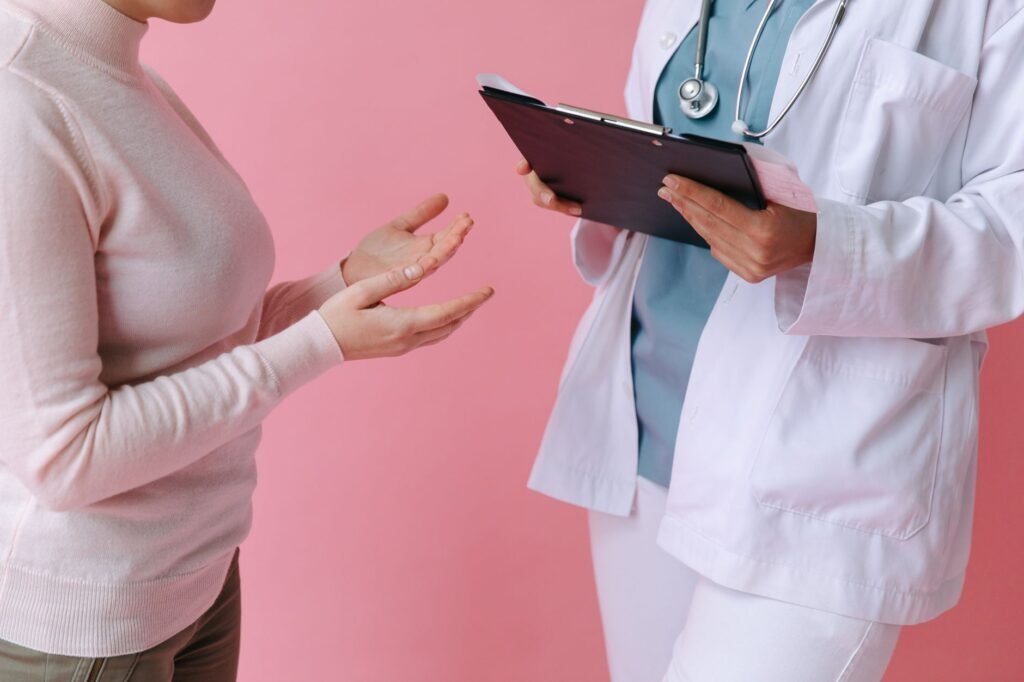 Médico fisiatra evaluando la movilidad del brazo de un paciente durante una consulta de rehabilitación